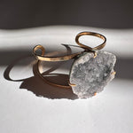 Load image into Gallery viewer, Brazalete Drusa de Cuarzo y Baño Oro. Lo vi, lo amé, lo traje