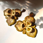 Load image into Gallery viewer, Aros Orquídea en Palma de Iraca Verde Pistacho y Plata. Lo vi lo amé lo traje Colombia