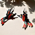 Load image into Gallery viewer, Aros Colibrí Mostacillas Negro y plata. Lo vi lo amé lo traje Colombia