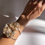 Load image into Gallery viewer, Brazalete Gran Cuarzo Ahumado y Baño Plata. Selecciones de viajes