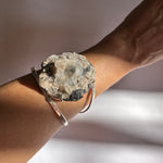 Load image into Gallery viewer, Brazalete Drusa de Cuarzo y Baño Plata. Selecciones de Viajes