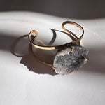 Load image into Gallery viewer, Brazalete Drusa de Cuarzo y Baño Oro. Lo vi, lo amé, lo traje