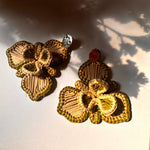 Load image into Gallery viewer, Aros Orquídea en Palma de Iraca Verde Pistacho y Plata. Lo vi lo amé lo traje Colombia