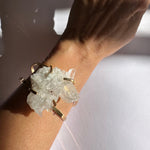 Load image into Gallery viewer, Brazalete Cuarzo y Baño Oro. Lo vi, lo amé, lo traje