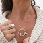 Load image into Gallery viewer, collar argolla pajarito flor con cadena