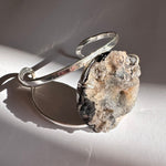 Load image into Gallery viewer, Brazalete Drusa de Cuarzo y Baño Plata. Selecciones de Viajes
