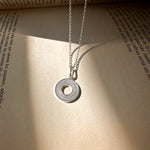 Load image into Gallery viewer, Collar Medalla borde filigrana plata y cadena. Lo vi lo amé lo traje Colombia