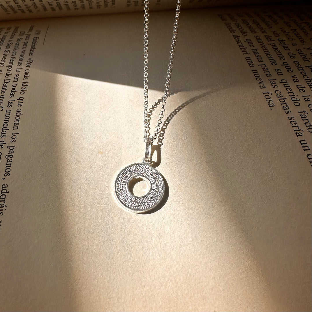 Collar Medalla borde filigrana plata y cadena. Lo vi lo amé lo traje Colombia