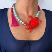 Collar Cangrejo tejido y piedras naturales.  Colección Carnaval