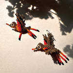 Load image into Gallery viewer, Aros Colibrí Mostacillas Gris y plata. Lo vi lo amé lo traje Colombia