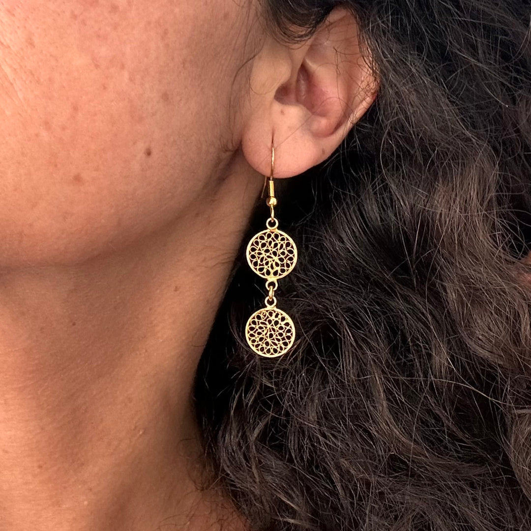 Aro 2 círculos filigrana plata baño oro gancho 1. Lo vi lo amé lo traje Colombia