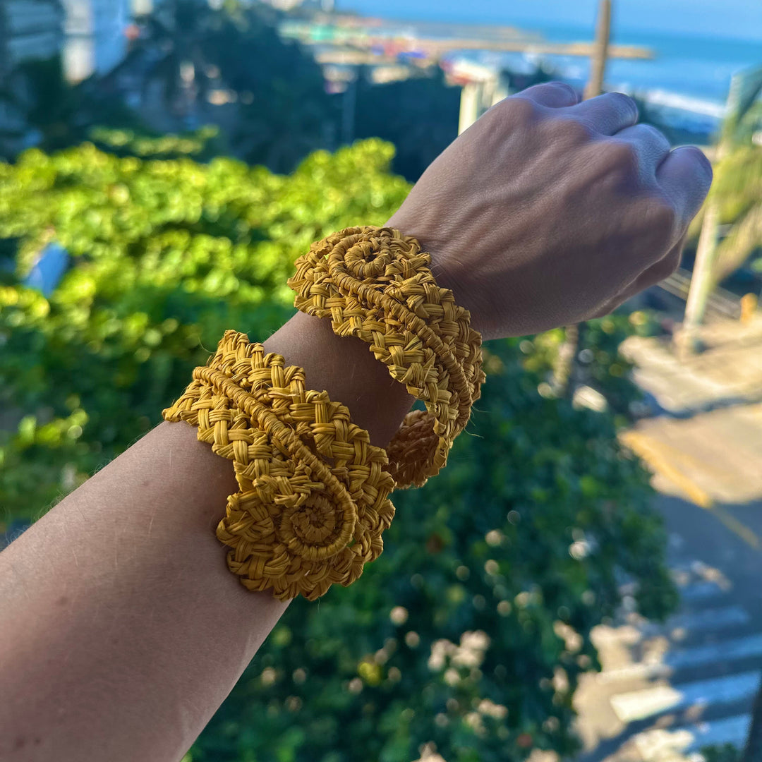 Brazalete Mostaza en Palma de Iraca. Lo vi lo amé lo traje Colombia