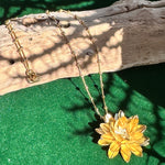 Load image into Gallery viewer, Collar Crisantemo y cadena enchapados en Oro
