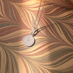 Load image into Gallery viewer, Collar Medalla filigrana plata y cadena. Lo vi lo amé lo traje Colombia