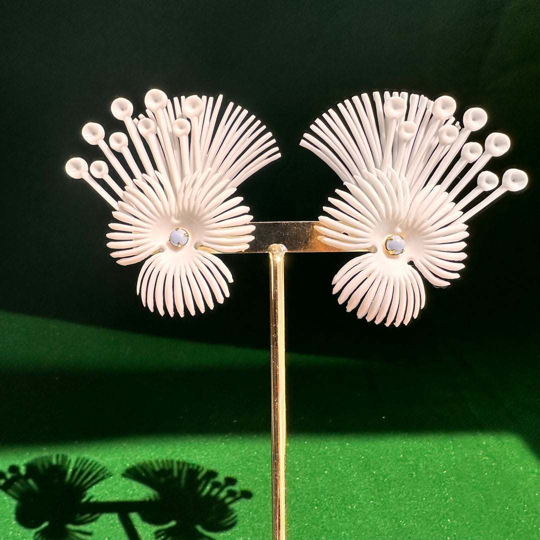 Aros Clip Abanico Flor Blancos. Años 60