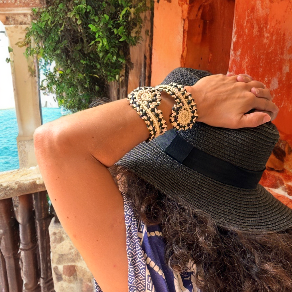 Brazalete Natural borde Grafito en Palma de Iraca. Lo vi lo amé lo traje Colombia