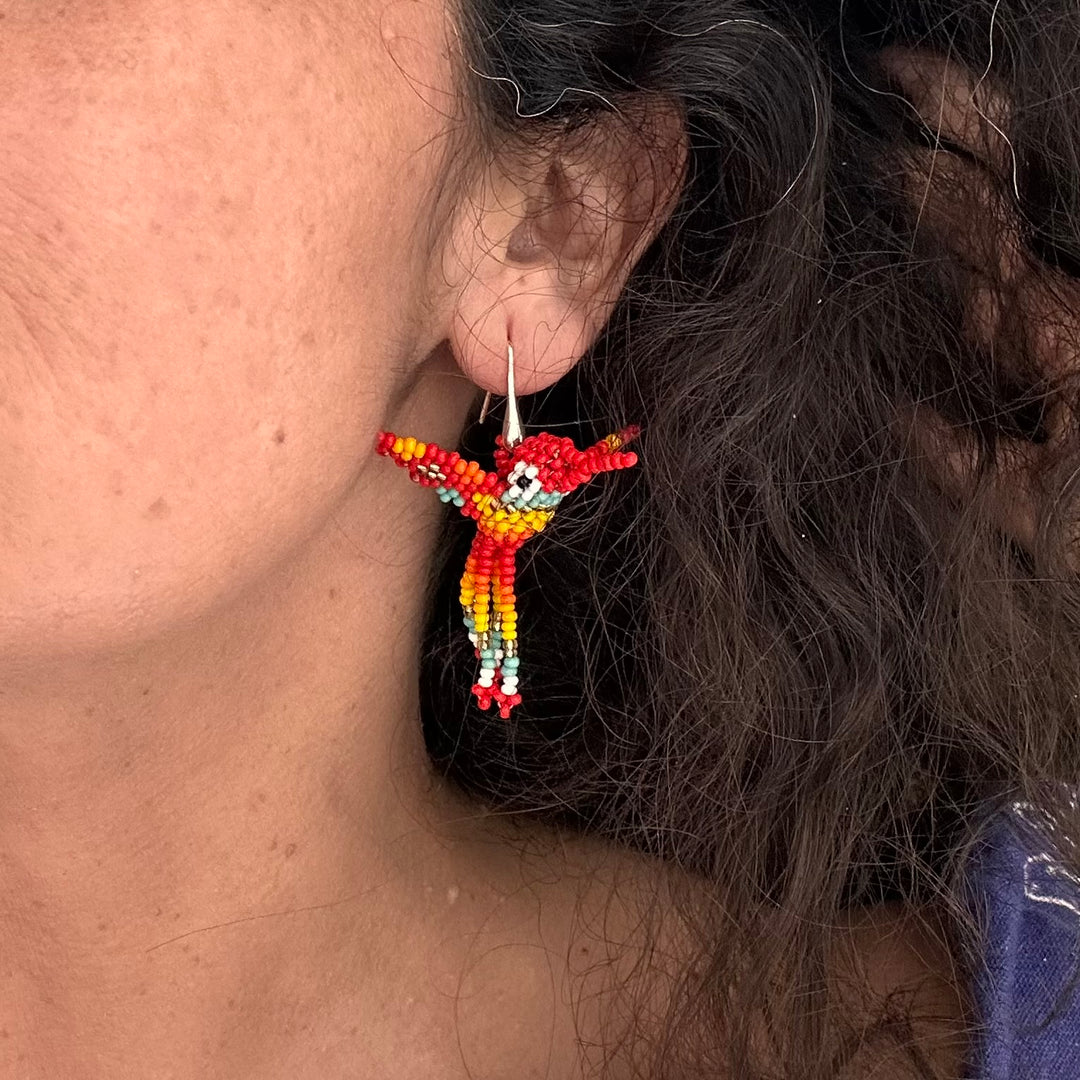 Aros Colibrí Mostacillas Rojo y plata. Lo vi lo amé lo traje Colombia
