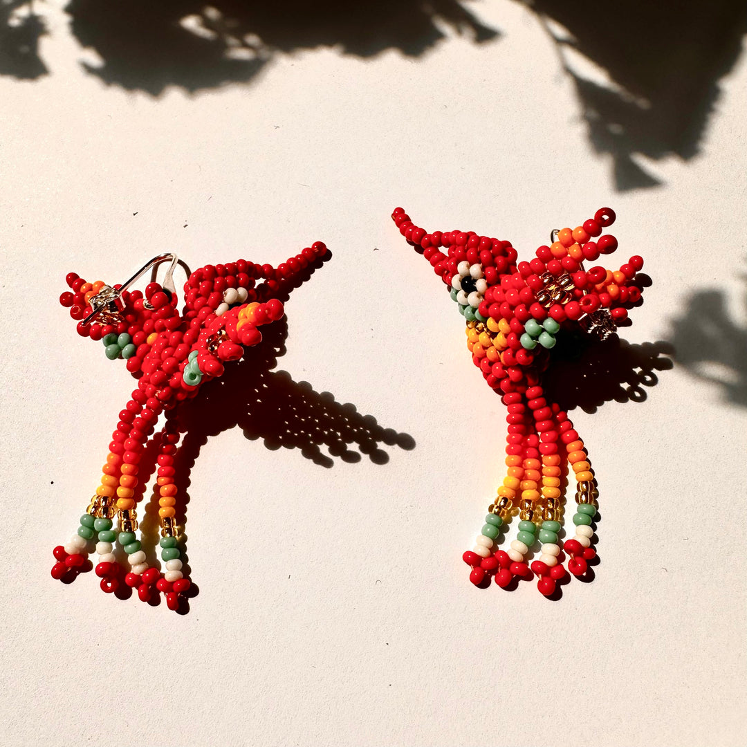 Aros Colibrí Mostacillas Rojo y plata. Lo vi lo amé lo traje Colombia