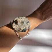 Brazalete Drusa de Cuarzo y Baño Plata. Selecciones de Viajes