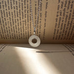 Load image into Gallery viewer, Collar Medalla borde filigrana plata y cadena. Lo vi lo amé lo traje Colombia