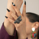 Load image into Gallery viewer, Anillo Gran Mariposa Negra Posada . Plata, ajustable
