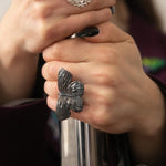 Load image into Gallery viewer, Anillo Gran Mariposa Negra Posada . Plata, ajustable
