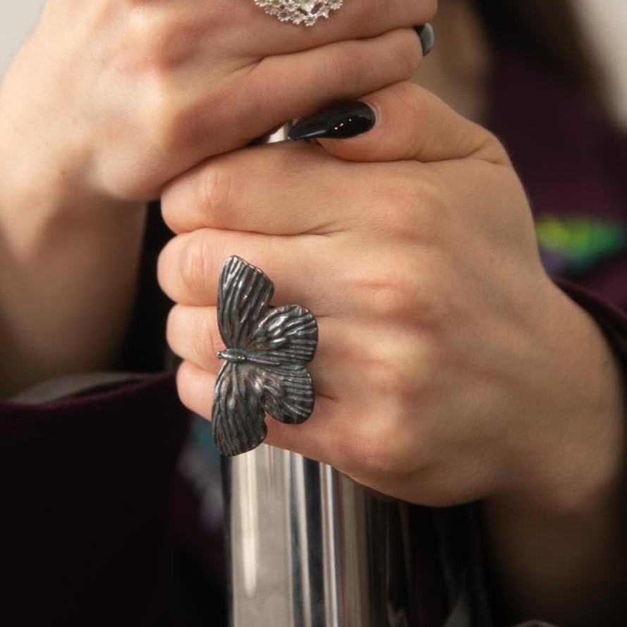 Anillo Gran Mariposa Negra Posada . Plata, ajustable