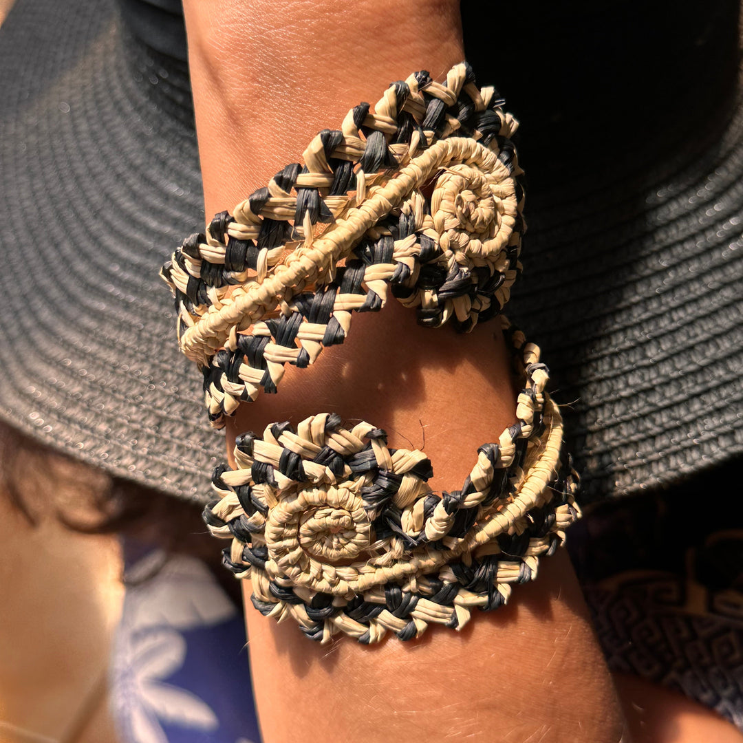 Brazalete Natural borde Grafito en Palma de Iraca. Lo vi lo amé lo traje Colombia