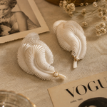 Load image into Gallery viewer, Aros Clip Pluma Blanca Maxi. Años 60