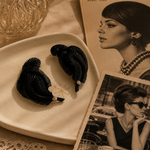 Load image into Gallery viewer, Aros Clip Pluma Negra Maxi. Años 60