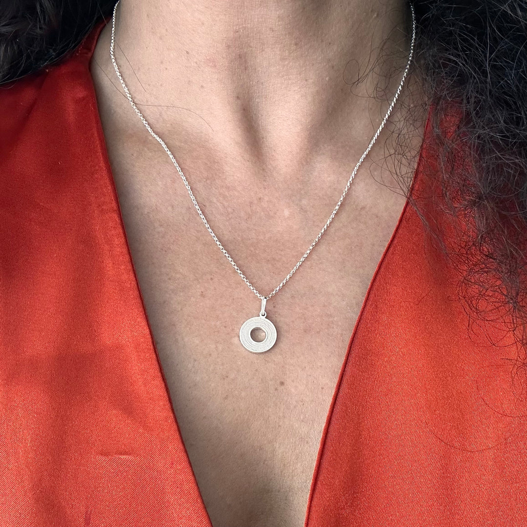 Collar Medalla borde filigrana plata y cadena. Lo vi lo amé lo traje Colombia