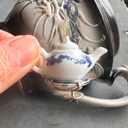 Prendedor tetera miniatura Flores Azules