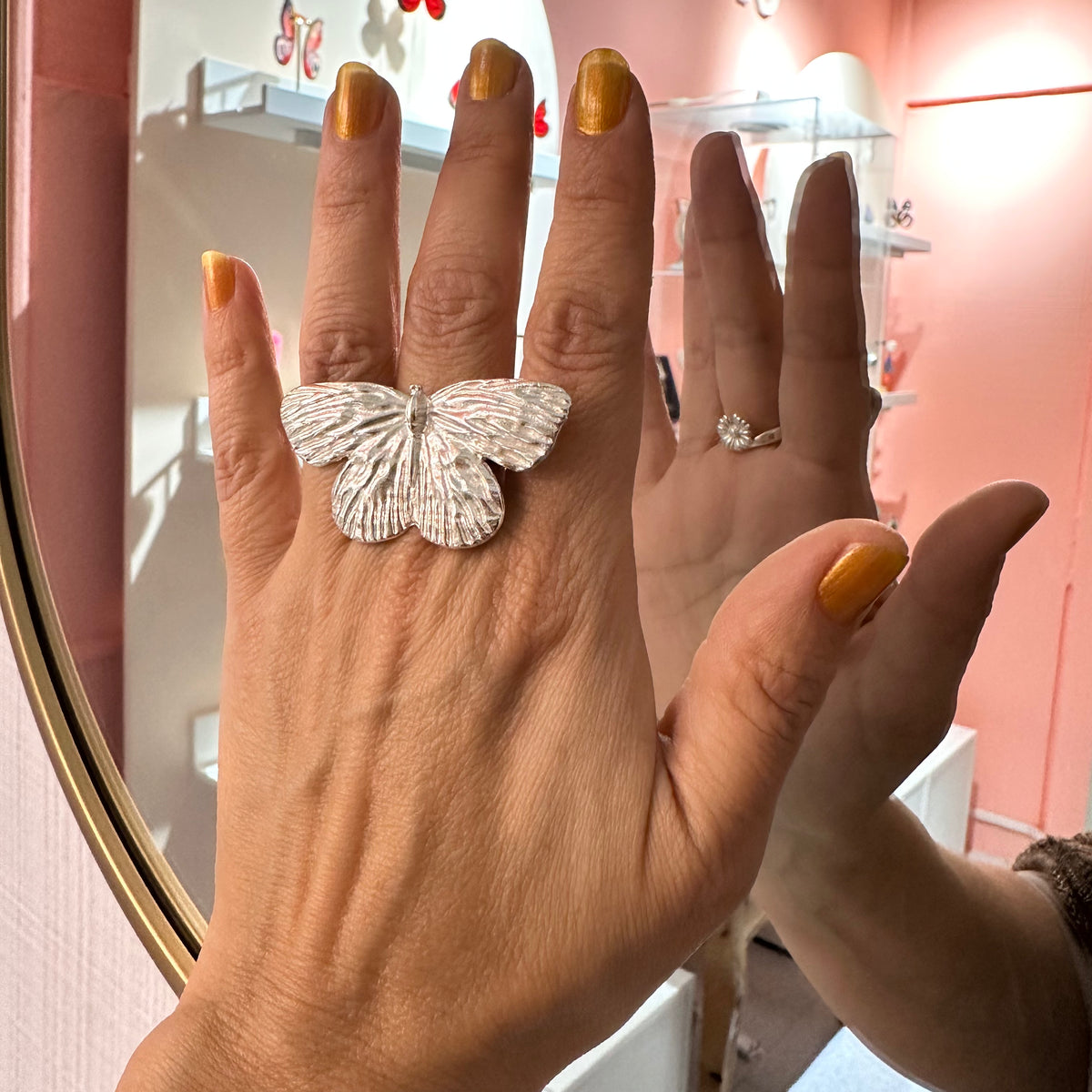 Anillo Mariposa Posada Y Margarita Plata Ajustable