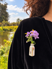 Prendedor Florero Limoges y pañito de París 04. Pieza única