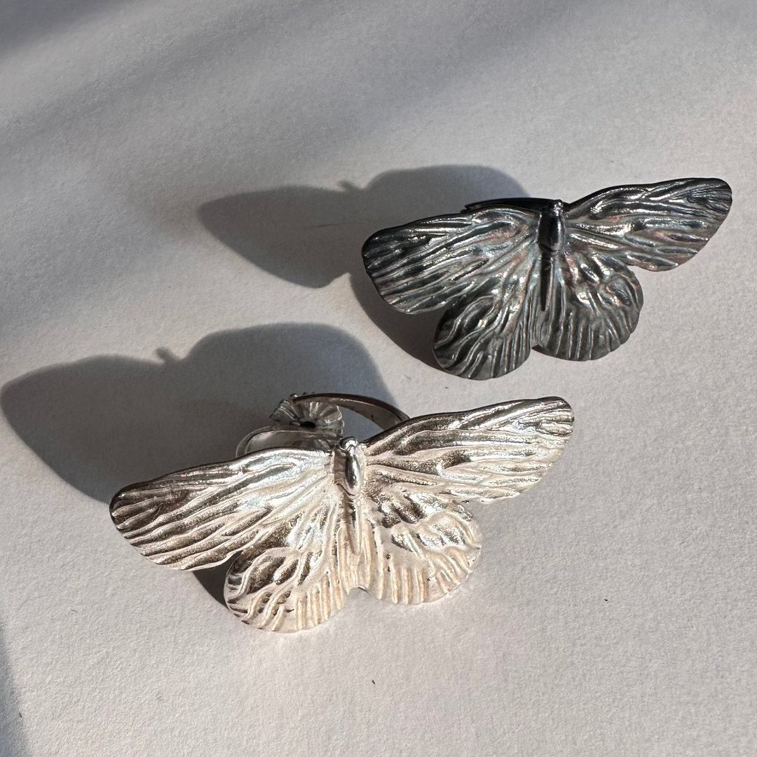 Anillo Gran Mariposa Negra Posada . Plata, ajustable