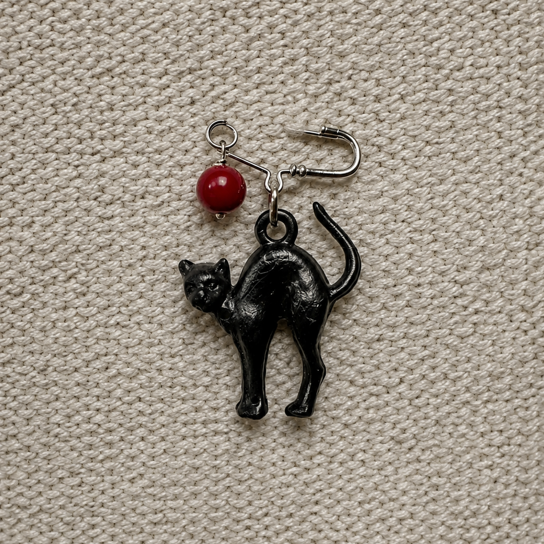 Prendedor de Plata Gato Negro de los 80 con jade rojo
