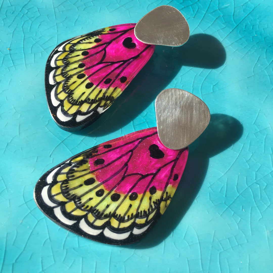 Aros Ilustración Ala Grande Mariposa Fucsia con Uñeta de Plata