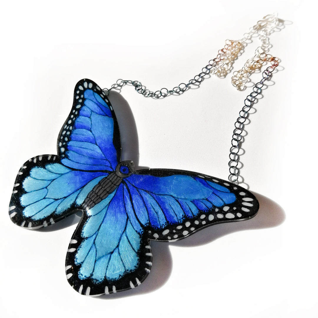 Collar Ilustración Mariposa Morpho con cadena de plata ajustable