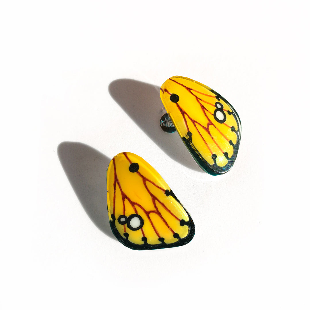 Aros Ilustración Mariposa Alitas Amarillas con palito plata