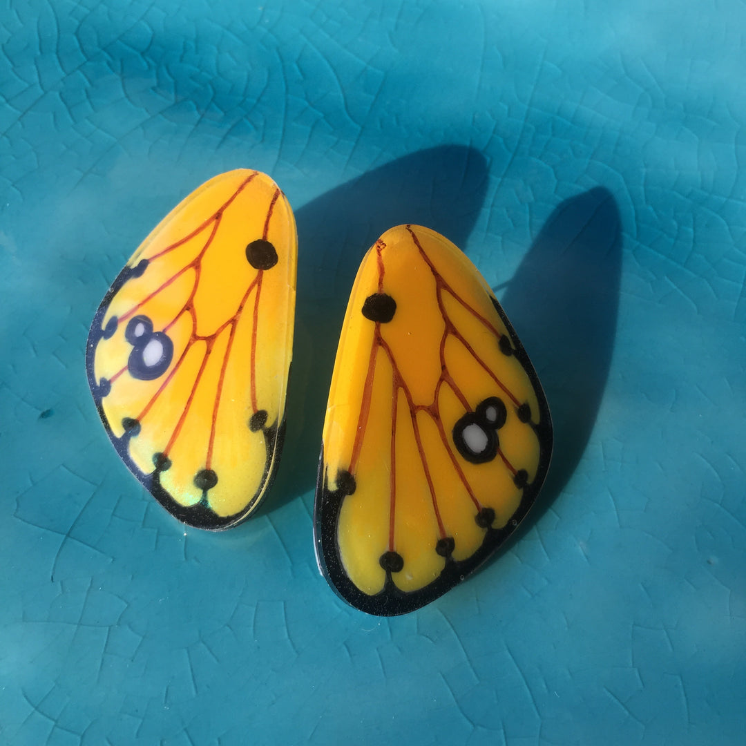 Aros Ilustración Ala Grande Mariposa Amarilla con Palito plata