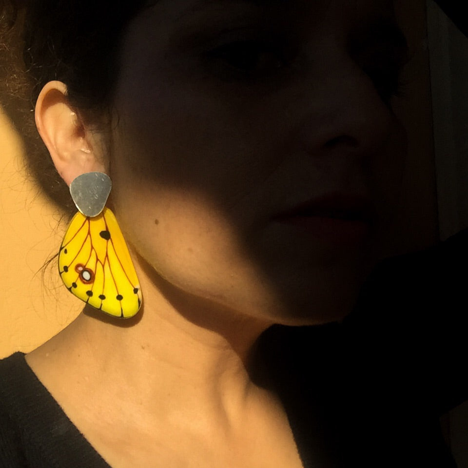 Aros Ilustración Ala Grande Mariposa Amarilla con Uñeta de Plata